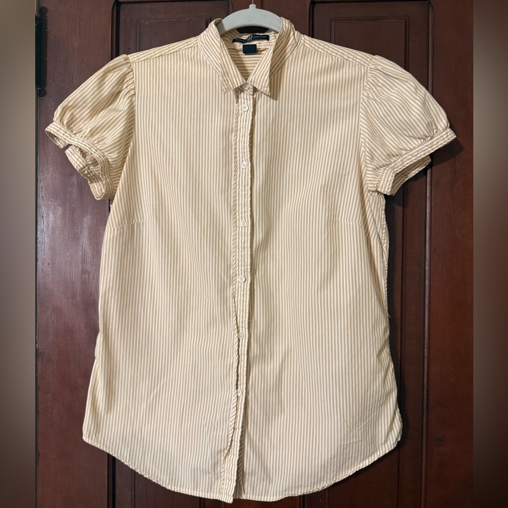 GAP short sleeve striped button down - white and tan
